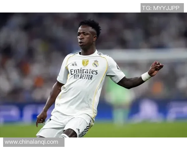 揭秘足球球星场上穿着的裤衩背后故事与独特选择分析